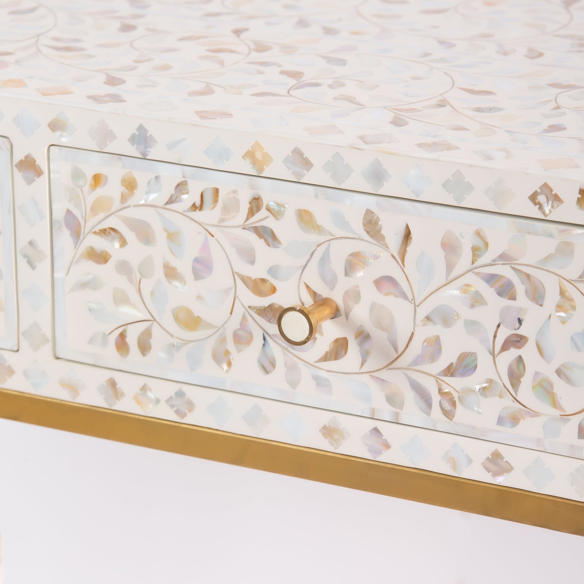 Vero_console_table_in_white_mother_of_pearl